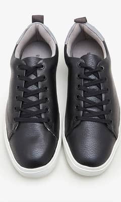 Black and white shoes Claza