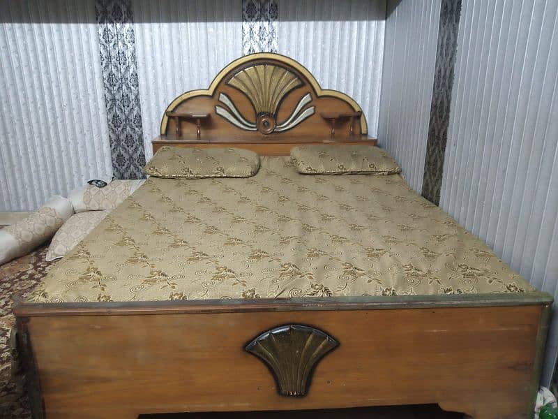 wooden  bed with Materx  good condition  for  con 0336 9437404 saeed 2