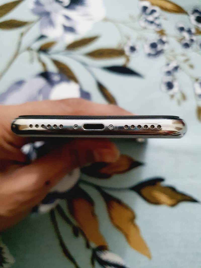 Apple iPhone X 4