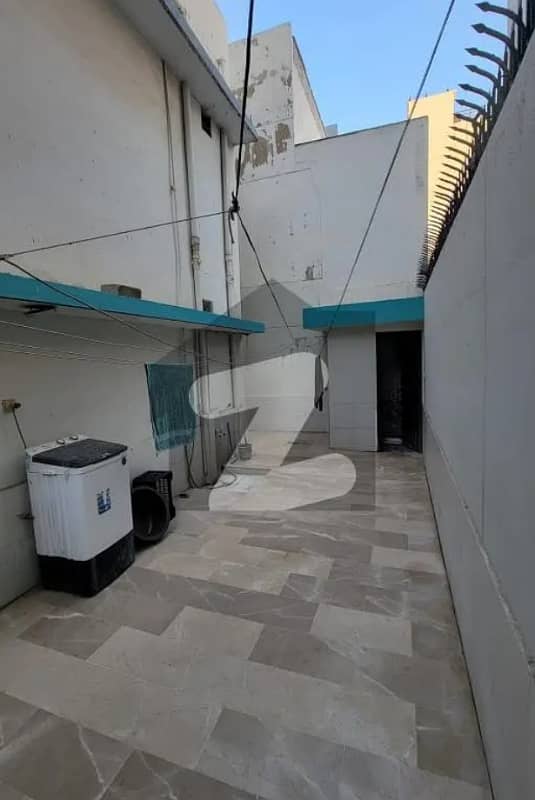 240 Yards Triple Storey Bungalow For Sale - Gulshan-e-Iqbal ,Block 3,Karachi Best Location: Prime location of Gulshan-e-Iqbal Block 3. 2