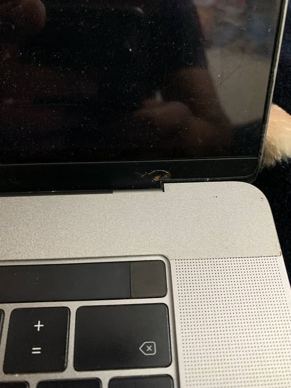 MacBook Pro 15.3 Inches 1