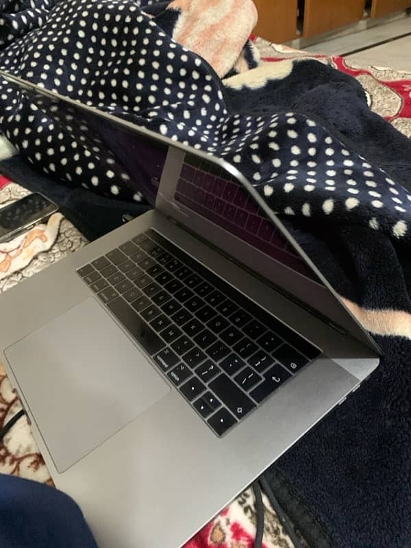 MacBook Pro 15.3 Inches 3