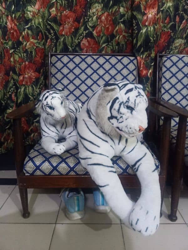 gaint tigers for sale. one is dog size & other one is cat size. 6