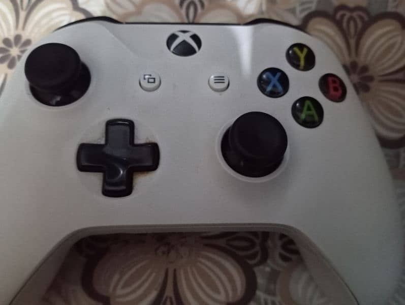 **Xbox One S 1TB – Sleek Design, Ultimate Performance** 1