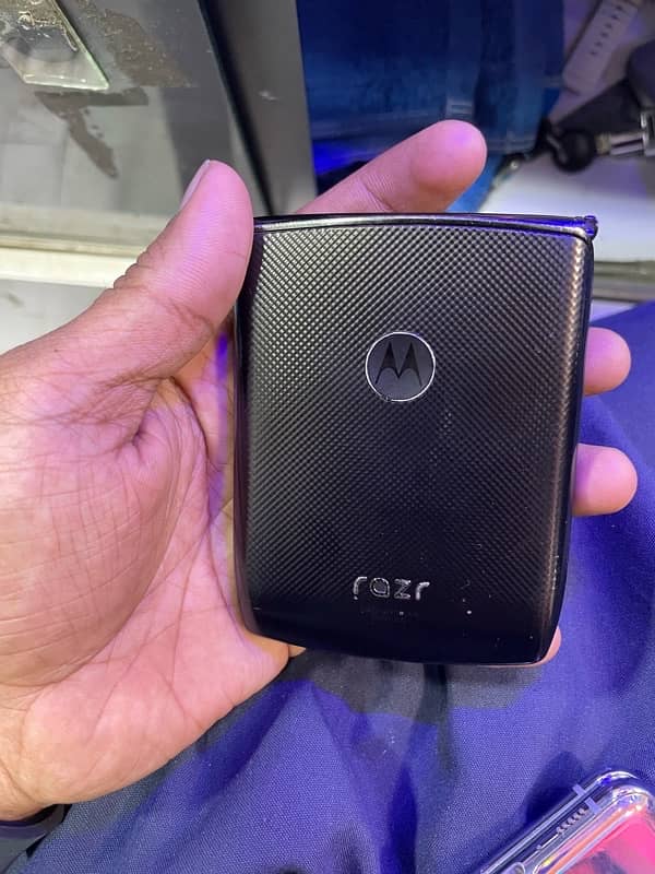 flip 1 or razr flip 2