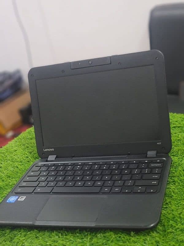 Lenovo chromebook 4GB SSD RAM 16 SSD ROM 1