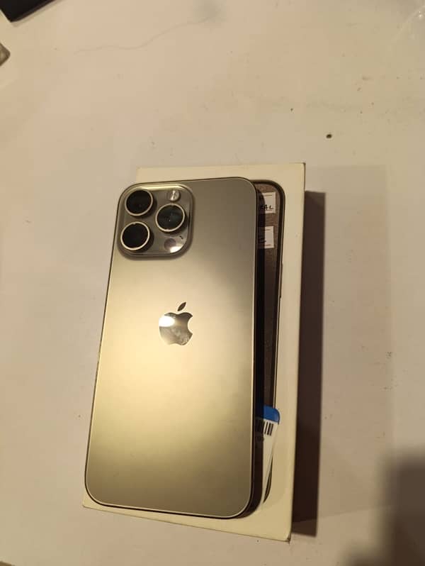 Iphone 15 pro max 256gb natural titanium 100 health 40 cycle count 0