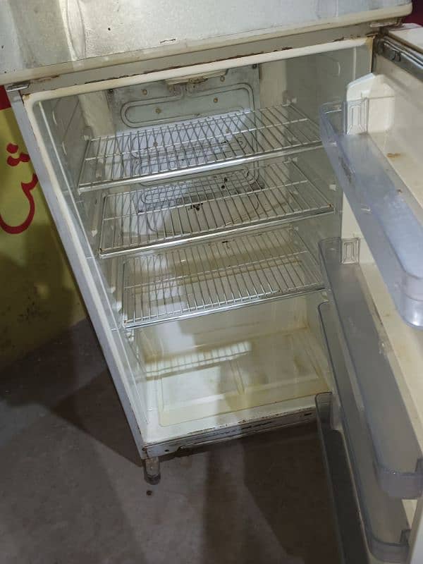 Dawlance fridge for sale Rs 30000  03157401596 4