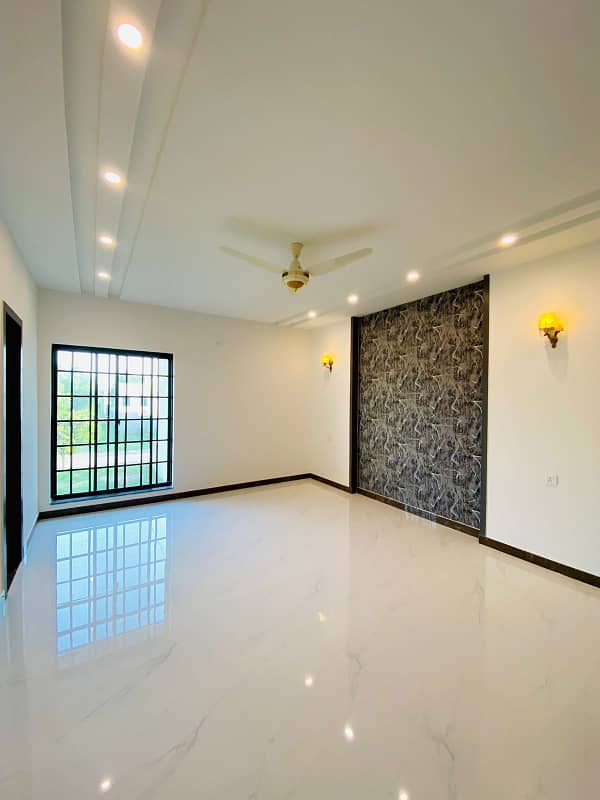 10 MARLA BRAND NEW FULL HOUSE FOR SALE IN BAHRIA TOWN 2