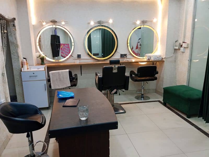 urgent for sale ladies saloon 4