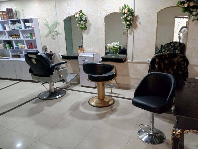 urgent for sale ladies saloon 5