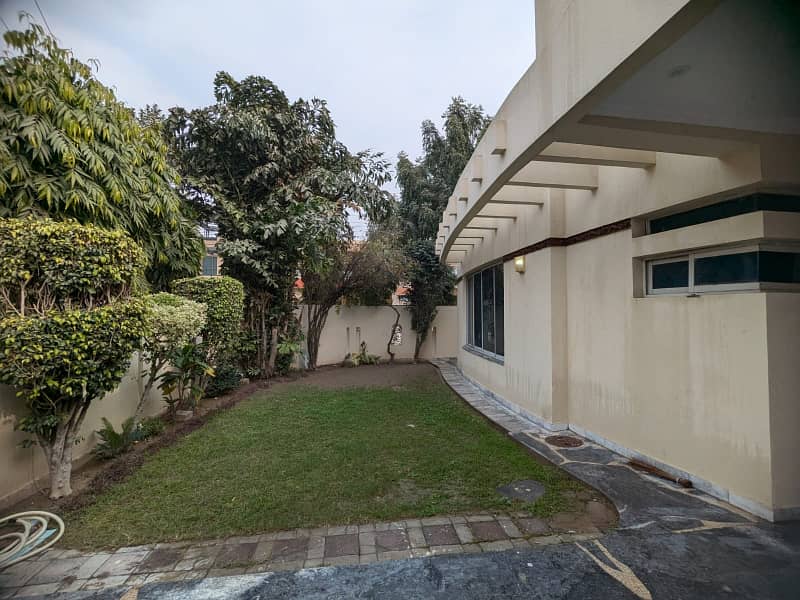 20-Marla Full House For Rent In DHA Ph-4 Lahore Owner Built House. 4