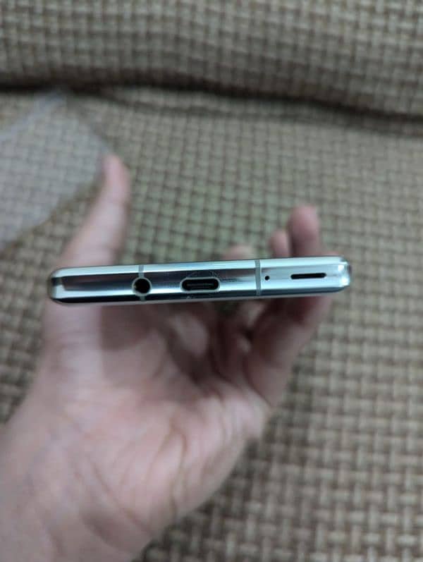 Sharp Aquos R6 10/10 condition non pta with Xiaomi 33w charger 1