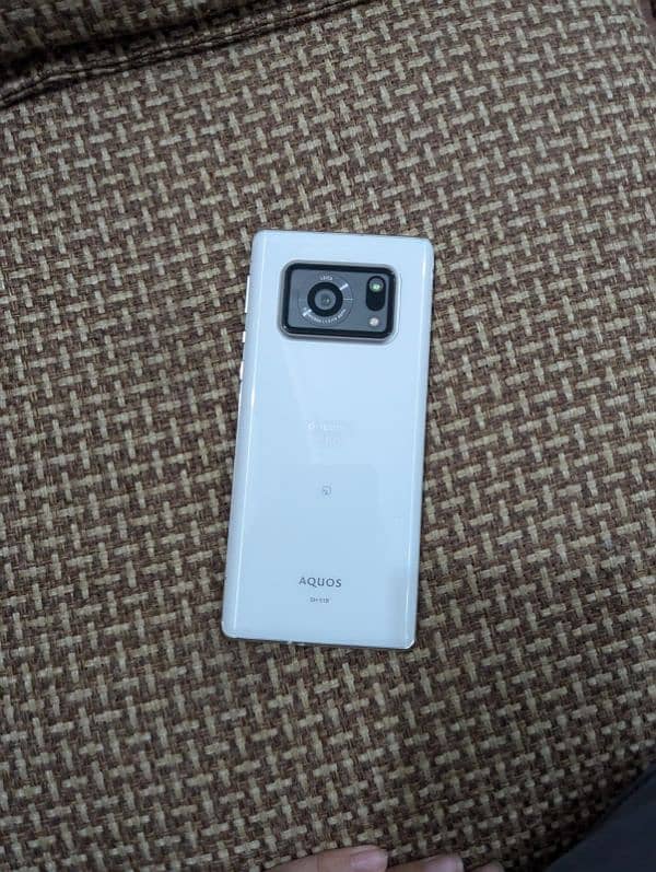 Sharp Aquos R6 10/10 condition non pta with Xiaomi 33w charger 2