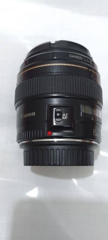 Canon lance 50mm 1.4 and 85mm 1.8 4