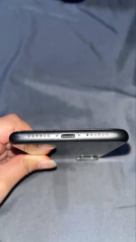 Iphone 11 Factory unlock non PTA with 9/10 condition no fault 4