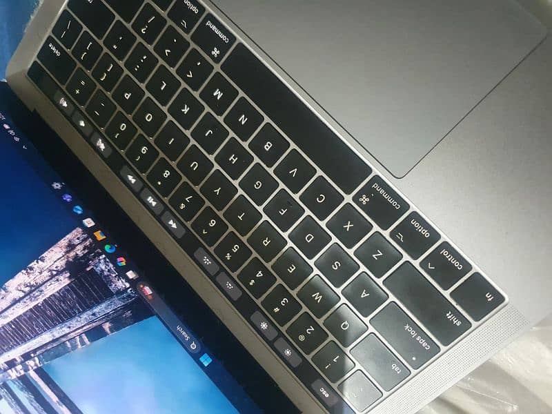 Macbook Pro 2017  Touch Bar n Fingureprint 5