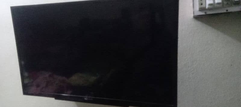 Sony 32 inch LeD only half damage 1