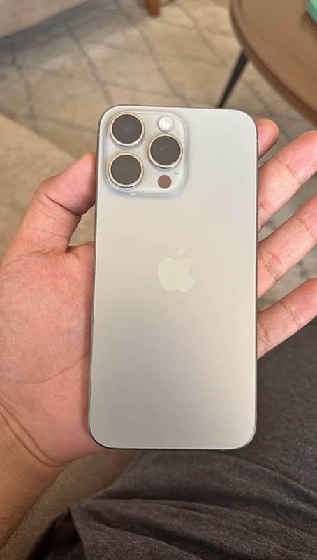 Iphone 15 Pro Max natural titanium 256gb non approved. 4