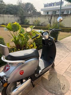 Metro EV M6 electric scooty