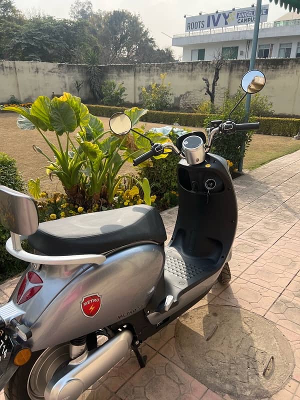 Metro EV M6 electric scooty 0