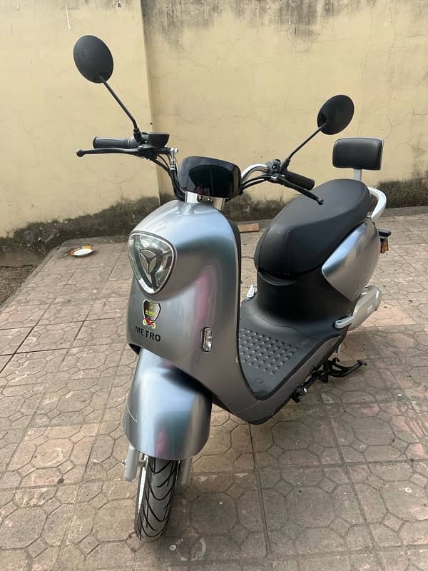 Metro EV M6 electric scooty 1