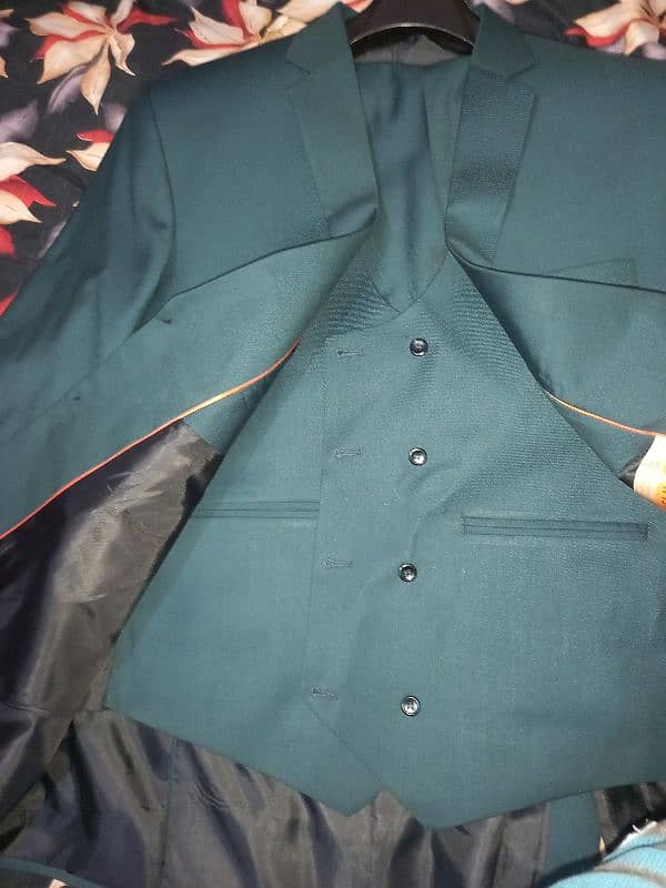 c green pent coat for boy size Large final 5500. whatsap 03244029331 3