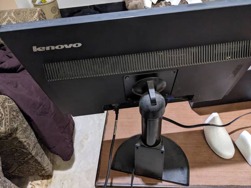 Lenovo 22 inch Computer Monitor, can be rotated 2