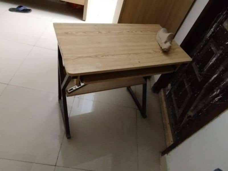 computer table or chairs 0