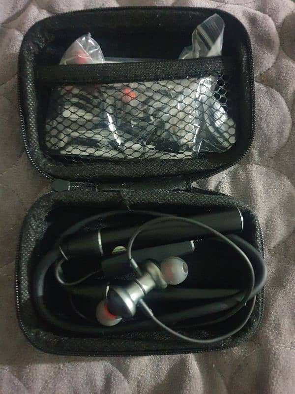 wireless earphone model GYM530-E 1