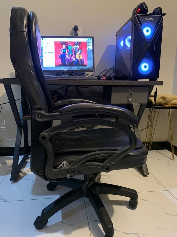 office/gaming chair in just 12k 1