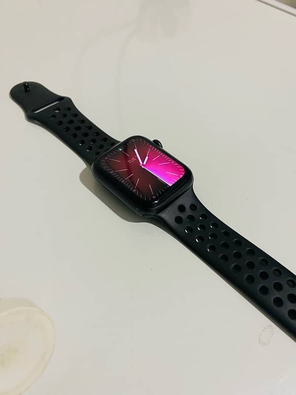 APPLE SERIES 6 (BLACK) {44 mm} NIKE EDITION WITH CHARGER (NIKE STRAPS) 1