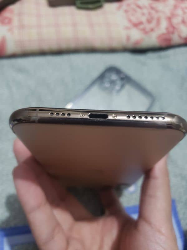 Iphone 11 pro max Non Pta Gold 10/10 LL/A model 4