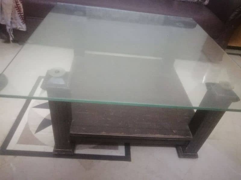 glass center table good condition 0