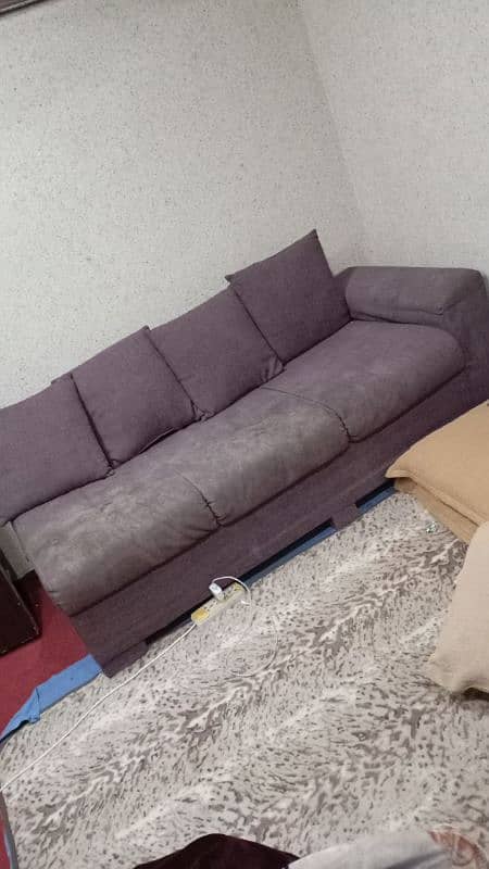 sofa 3seatar 4cousions 1