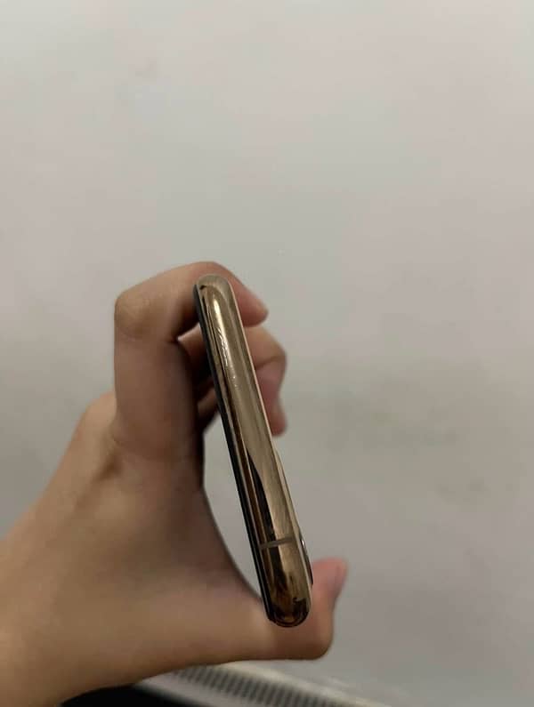 Iphone 11 pro 64gb 10/10 condition 1