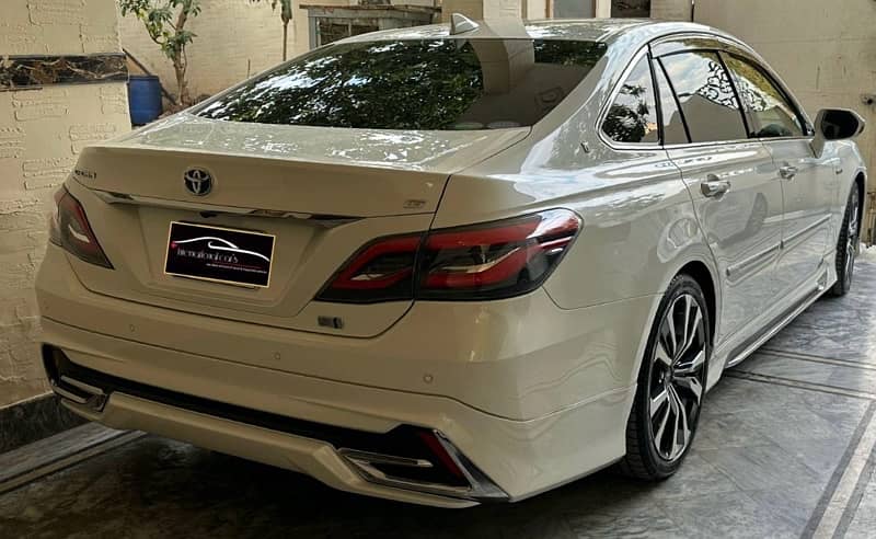 Toyota crown royal saloon g top variant 0