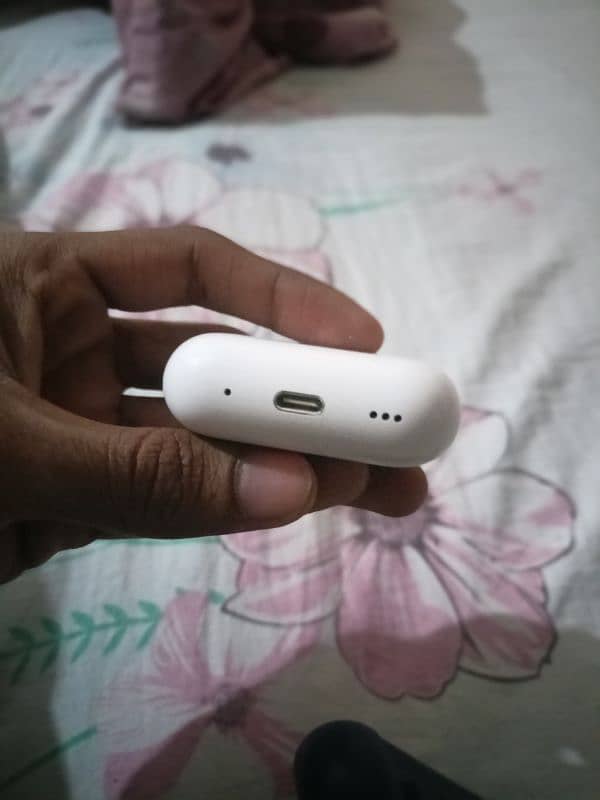 air_pods_pro2. iPhone cabal with box. no repair no eshu lash condition! 2