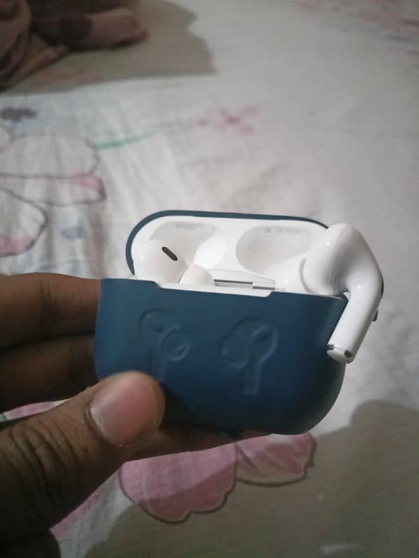 air_pods_pro2. iPhone cabal with box. no repair no eshu lash condition! 5