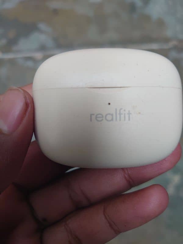 Realfit 3 ANC Airbuds 2