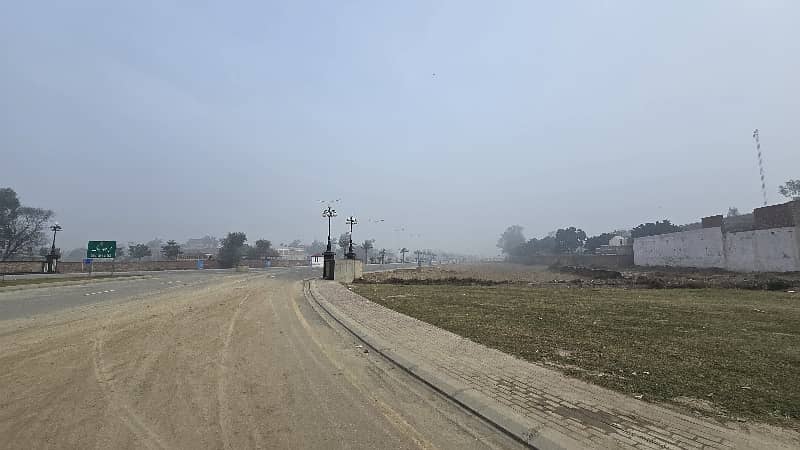 10 Marla Plot For sale in Bahria Nasheman,Lahore 1