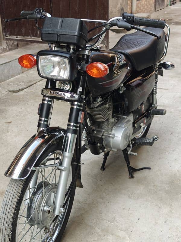 I am selling a brand new Honda 125cg 1