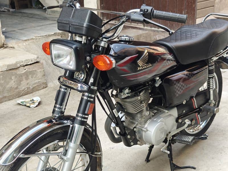 I am selling a brand new Honda 125cg 2