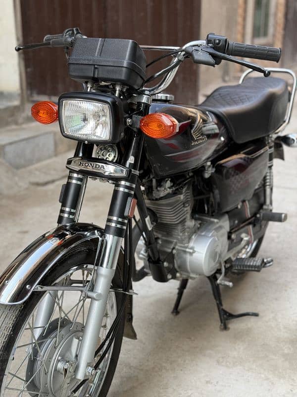 I am selling a brand new Honda 125cg 5