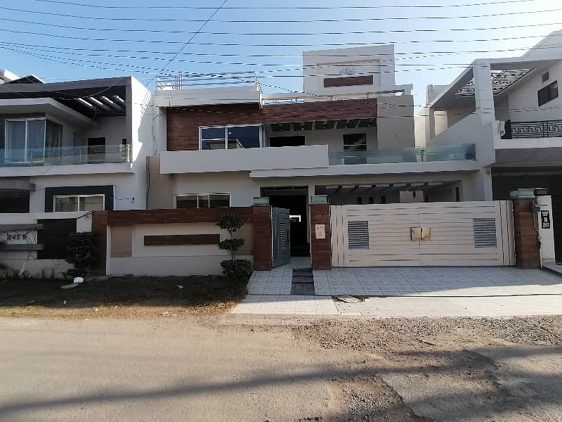 In Wapda Town Phase 2 House Sized 12.33 Marla For sale 0