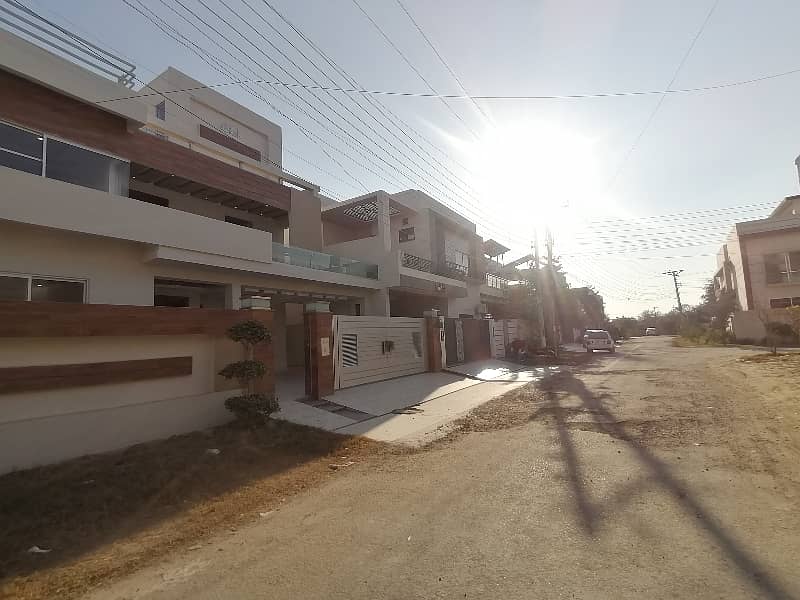 In Wapda Town Phase 2 House Sized 12.33 Marla For sale 21