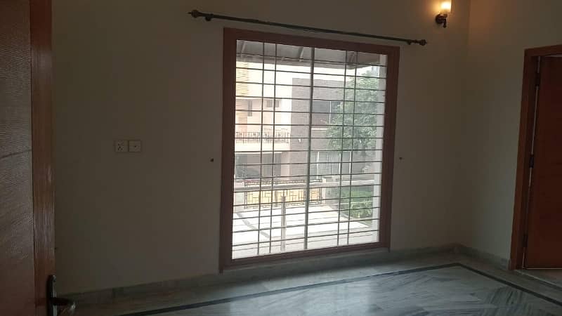 10 MARLA MODERN ELEVATION DESIGN HOUSE AVAILABLE FOR RENT IN DHA PHASE 4 BLOCK GG LAHORE. GAS AVAILABLE. 9