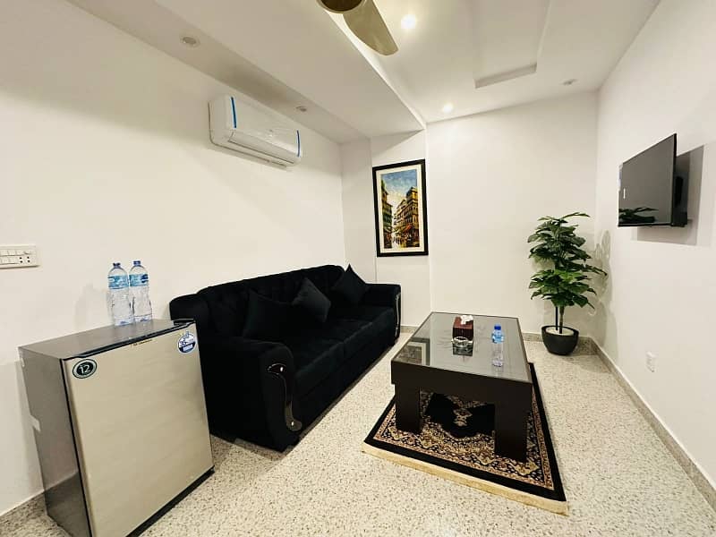 4 MARLA FAMILY FURNISHED BREAD NOW LUXURY ELEVATION DESIGN FAMILY APARTMENT 1ST FLOOR AVAILABLE FOR RENT IN DHA PHASE 8 Ex Air Avenve Lahore .  long time rent 120000. shorts time rent 140000 . 20