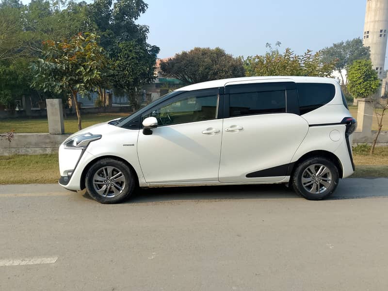 Toyota Sienta 2018 12