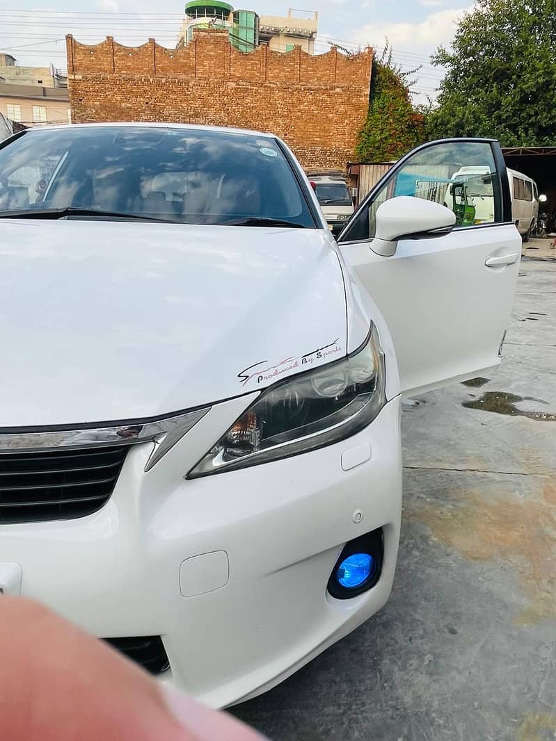 -Lexus CT200h 2011 0